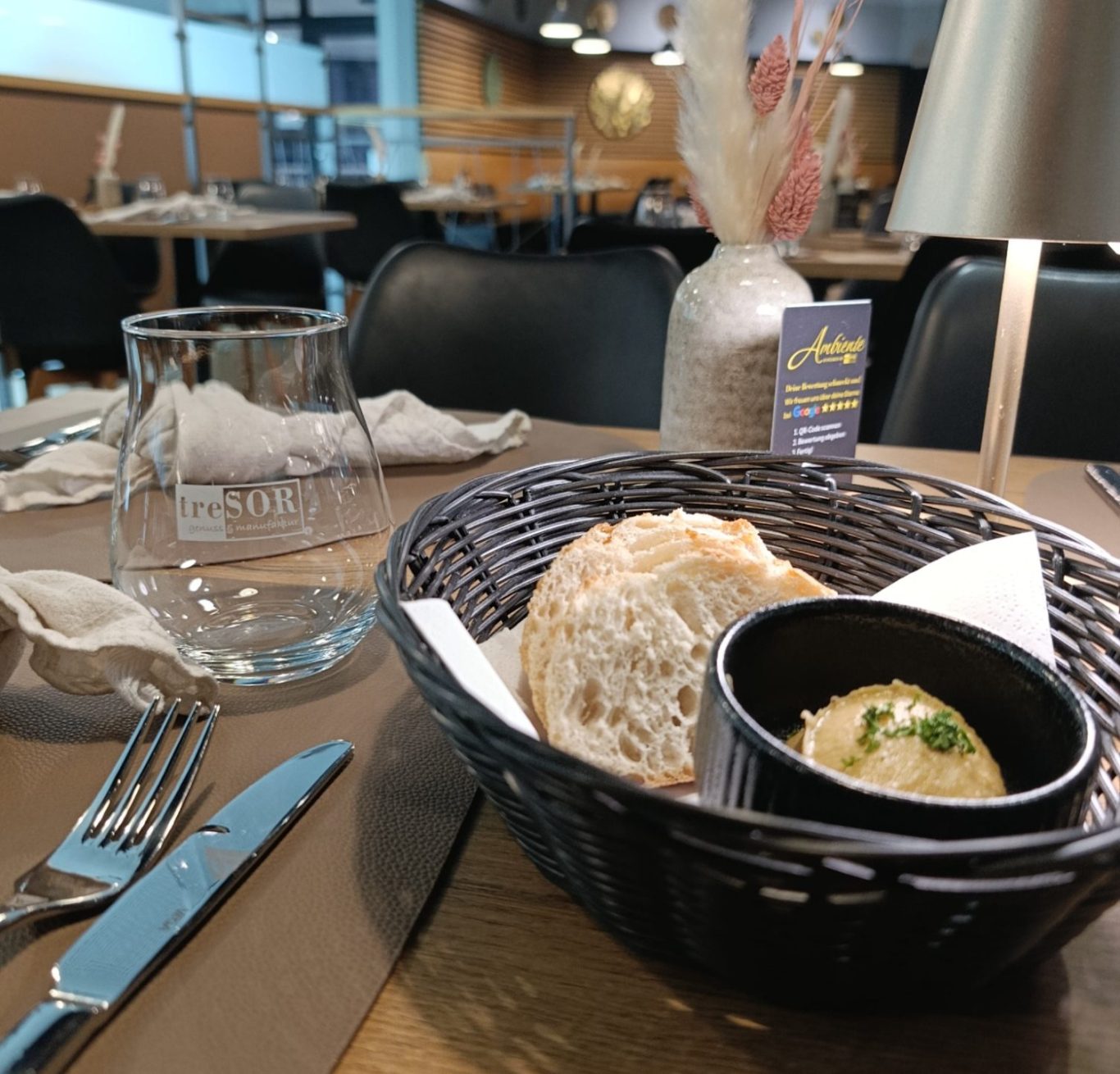 Ein Poster für einen Restaurant-Jubiläum, zeigt Speisen und Mitarbeiter in Uniform.